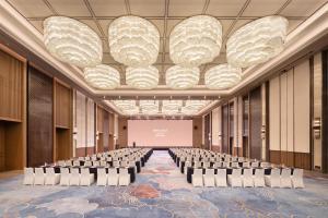 een conferentieruimte met stoelen en een projectiescherm bij Gran Melia Chengdu in Chengdu +165 foto's