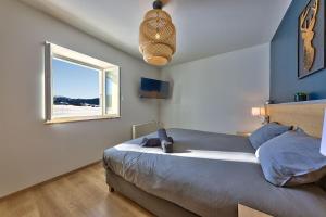En eller flere senge i et værelse på Maison idéalement placée vue magnifique, départ ski de fond/Randonnée depuis le jardin
