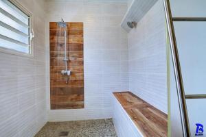 Phòng tắm tại Appartement LES CHARMES DU NORD, classé 4 étoiles, rez-de-chaussée, jardin, 4 personnes, Sainte Clotilde, Saint Denis