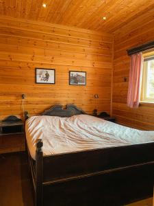 a bedroom with a bed in a log cabin at Ski Lodge Idre Fjäll in Idre