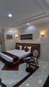 سرير أو أسرّة في غرفة في Benayt Al-Saraya