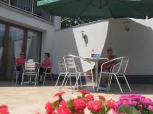 Patio alebo iná vonkajšia časť ubytovania Villa Rigo Panzió