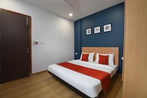Hotel Silver Saffron Near Paschim Vihar Metro Station tesisinde bir odada yatak veya yataklar