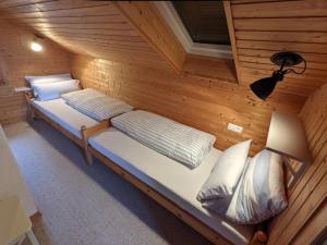 um pequeno quarto com uma cama num camarote em Ferienhaus Vakanz em Raggal