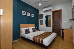 Hotel Silver Saffron Near Paschim Vihar Metro Stationにあるベッド