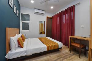 Un pat sau paturi într-o cameră la Hotel Silver Saffron Near Paschim Vihar Metro Station