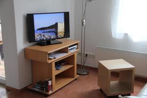 einen TV auf einem Holzständer im Wohnzimmer in der Unterkunft Apartment Pamic in Dubrovnik