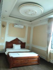 a bedroom with a bed and a ceiling at Nam Phong Hotel in Phú Nặng