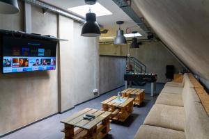 Televízia a/alebo spoločenská miestnosť v ubytovaní Main Square Hostel