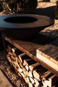 uma fogueira sentada em cima de uma pilha de madeira em Villas Misto em Primošten