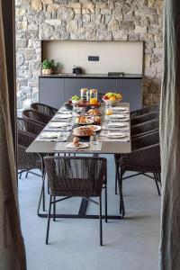 einen Tisch mit Teller mit Lebensmitteln drauf in der Unterkunft Villas Misto in Primošten