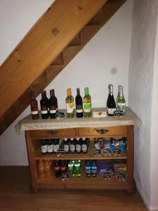 une étagère remplie de différents types de bouteilles de vin dans l'établissement Ferienwohnung Riedbach, à Innsbruck