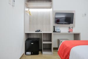 TV a/nebo společenská místnost v ubytování RedDoorz Plus @ Jalan Juanda Medan