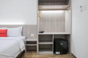 Postel nebo postele na pokoji v ubytování RedDoorz Plus @ Jalan Juanda Medan