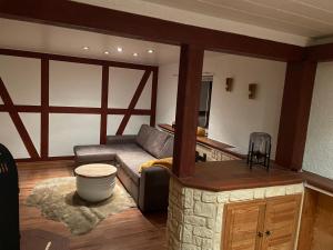 ein Wohnzimmer mit einem Sofa und einem Steinkamin in der Unterkunft Ferienhaus Gerswalde in Gerswalde