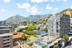 uma vista aérea de uma cidade com montanhas ao fundo em Point Break Luxury Apartments em Cidade do Cabo