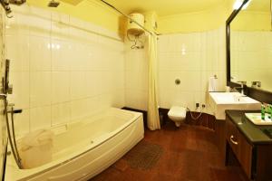 Koupelna v ubytování Indraprastha Resort