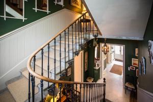 un escalier dans une maison avec un mur vert dans l'établissement Carcassonne Bed and Breakfast du Palais, à Carcassonne