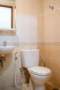 Ένα μπάνιο στο Majesty Homey 2BR Apartment
