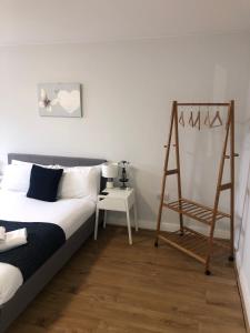 ein Schlafzimmer mit einem Bett, einer Leiter und einem Tisch in der Unterkunft Large 1st Floor Open Plan Apartment in Loughborough