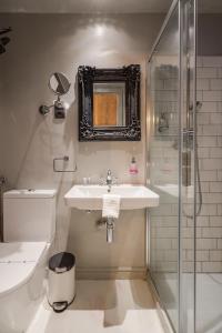 A bathroom at BpR R20 Studio Home with A/C