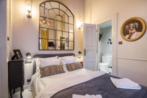 A bed or beds in a room at BpR R20 Studio Home with A/C