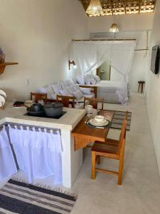 a living room with a kitchen and a bedroom at Flat Pitaya - Cond. Morada da Praia in Bertioga +8 photos