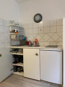 uma cozinha com um lavatório e uma bancada em Apartment im Herzen von Bremgarten em Bremgarten