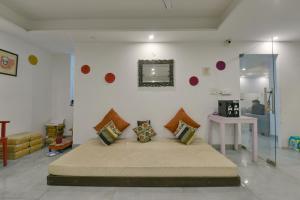 - une chambre avec un grand lit dans l'établissement Hotel Fortune Inn- Noida Sector 19, à Noida