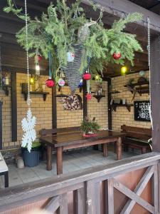 ヴェリーキー・ノヴゴロドにあるBerloga-City Mini-Hotelの木製テーブルとクリスマスの装飾が施されたパティオ