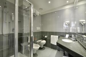 A bathroom at La Meridiana Bleisure Hotel