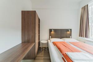a bedroom with two beds and a desk in it at Bianca Apartment 3 - Top Location in Vienna