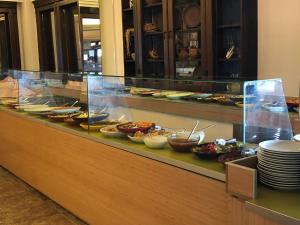 a buffet line with many different types of food at AFYTOS ÖREN PARK MTK in Burhaniye