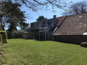 una casa con una escalera en el lateral de un patio en Traumkrone Ferienwohnungen - Abendrot, en Schortens