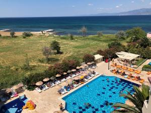 an overhead view of a swimming pool with a beach at AFYTOS ÖREN PARK MTK in Burhaniye