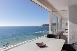 セジンブラにあるAtlantic Ocean View Suite Sesimbraのテーブル付きの客室で、海の景色を望めます。