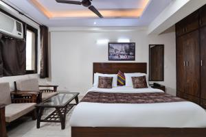 Postel nebo postele na pokoji v ubytování Hotel Admire Inn "Atta Market, Noida Sector 18"