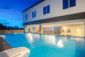una gran piscina frente a una casa en Swiss-Belhotel Cendrawasih, Biak en Fandoi