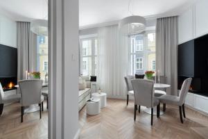 a dining room with a table and chairs at Elite Apartments Piwna Prestige in Gdańsk