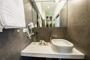 a bathroom with a sink and a mirror at Rhegion B&B in Reggio di Calabria