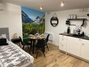 WRZOS resort & wellness **** DOMKI CAŁOROCZNE的厨房或小厨房