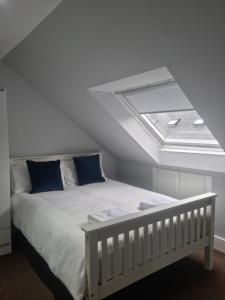 Een bed of bedden in een kamer bij 10c Stirling Road