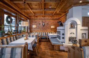 Reštaurácia alebo iné gastronomické zariadenie v ubytovaní Ski & Bike Hotel Wiesenegg