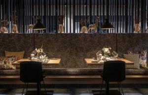 Reštaurácia alebo iné gastronomické zariadenie v ubytovaní Ski & Bike Hotel Wiesenegg