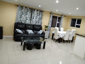 Χώρος καθιστικού στο 24 Wrench Glenlilly Parow