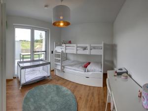1 dormitorio con 2 literas y alfombra en Ferienwohnungen Mountainfloor - Chiemgau Karte, en Inzell