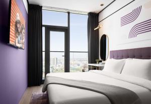 Citadines Flatiron Phnom Penh客房内的一张或多张床位