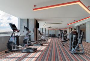 Fitness centrum a/nebo fitness zařízení v ubytování Crowne Plaza Xiamen Jimei Seaview by IHG-Free Mini Bar