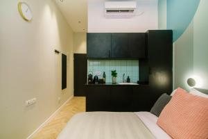 Letto o letti in una camera di Colorbox - by Loginn Tel-Avivian hotels