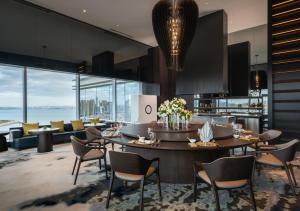 Posezení v ubytování Crowne Plaza Xiamen Jimei Seaview by IHG-Free Mini Bar